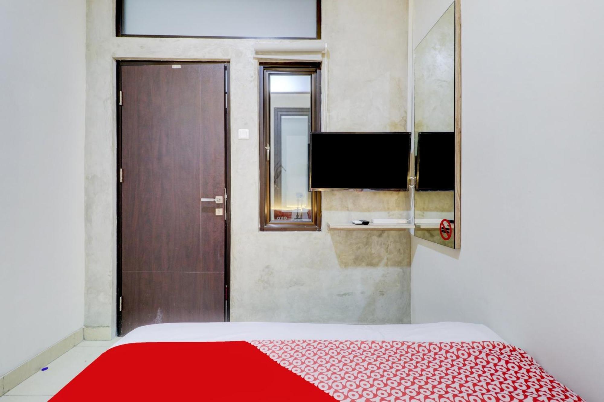 Oyo 90215 Ada Residence Telukjambe المظهر الخارجي الصورة