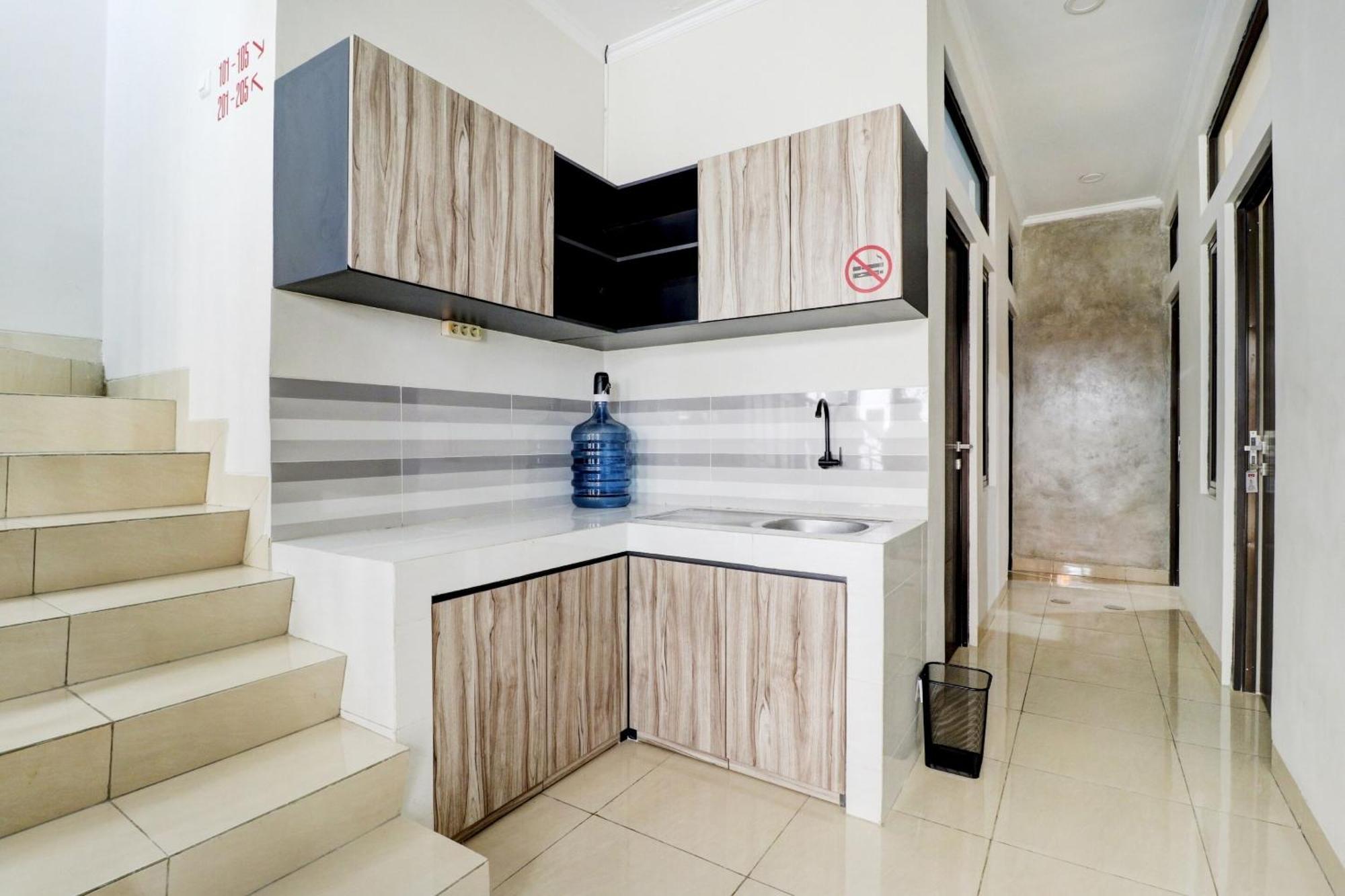 Oyo 90215 Ada Residence Telukjambe المظهر الخارجي الصورة