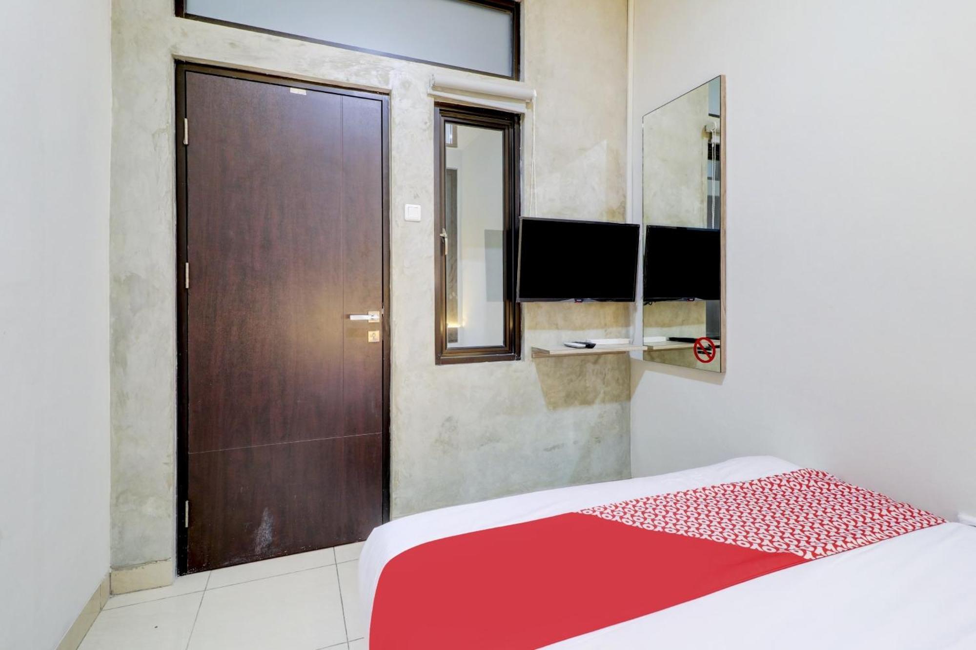 Oyo 90215 Ada Residence Telukjambe المظهر الخارجي الصورة