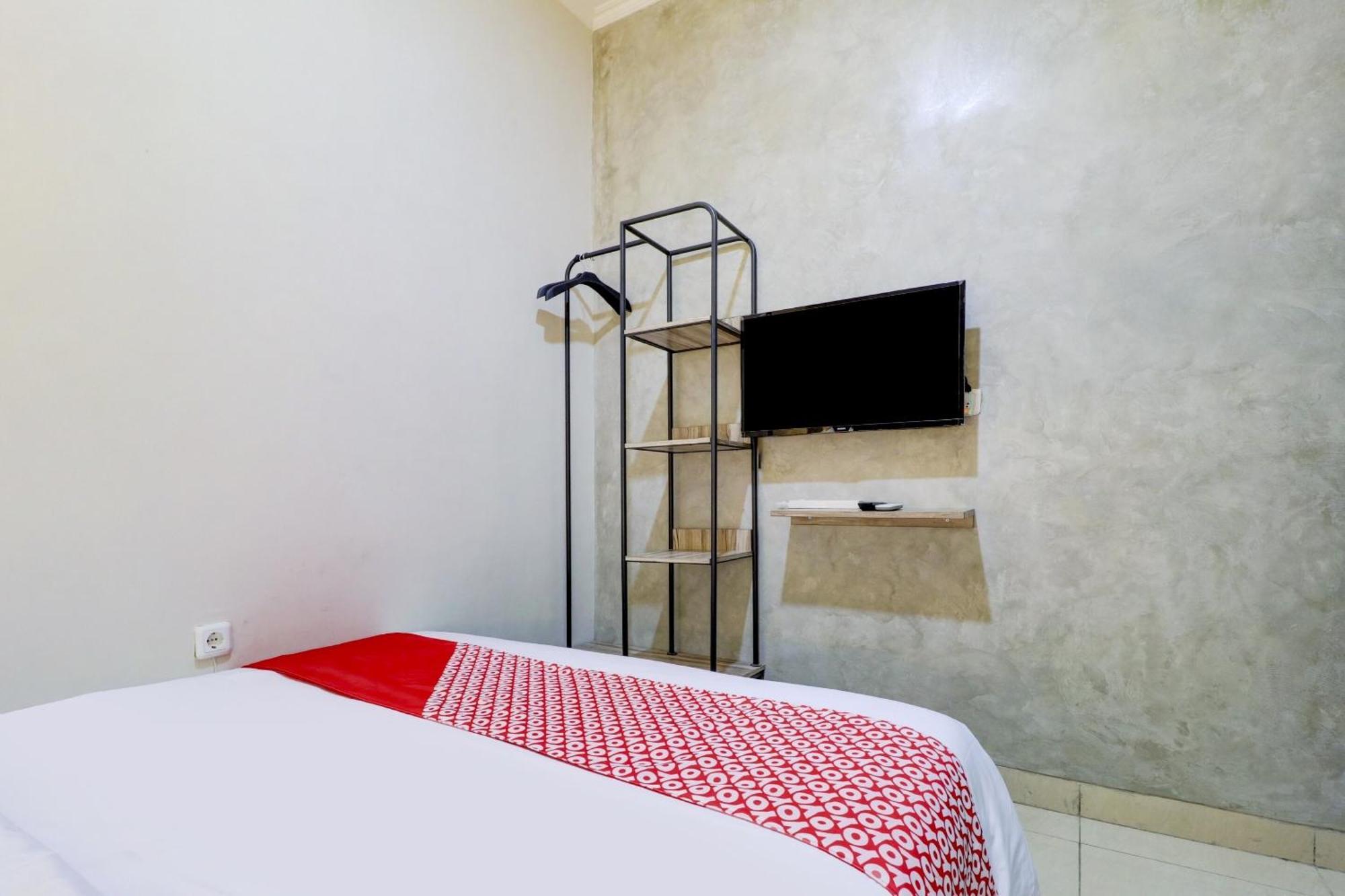 Oyo 90215 Ada Residence Telukjambe المظهر الخارجي الصورة